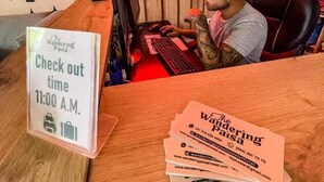 Un mostrador de recepción con un cartel que dice 'Welcome to Medayork', relojes, un mapa y un cartel que indica 'Horario de salida 11:00 A.M.'.