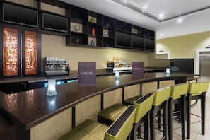 2 quầy bar/khu lounge, quầy bar bên hồ bơi