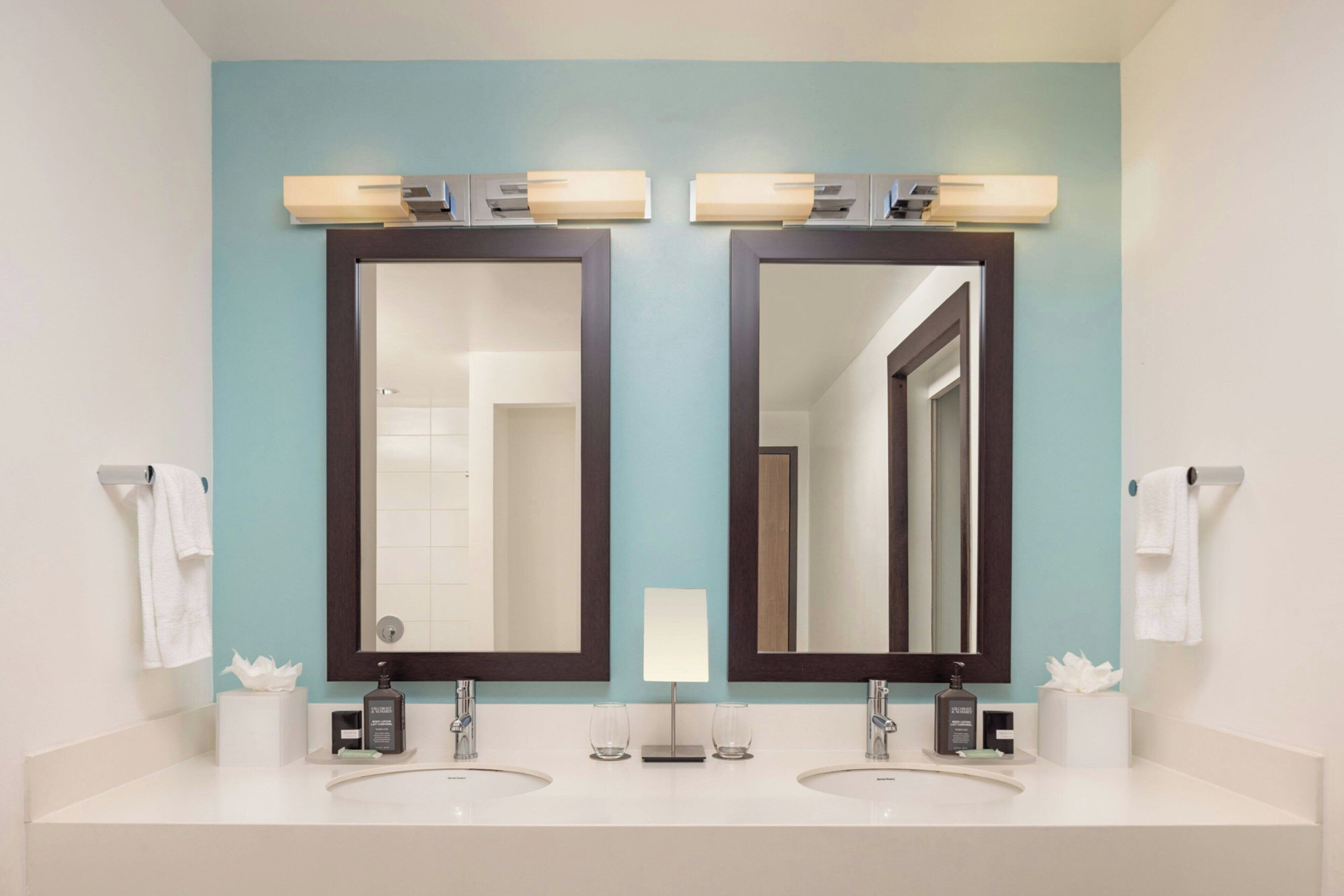 suite, 1 bedroom, non smoking | bathroom | combined shower/bathtub, free toiletries, hair dryer, towels