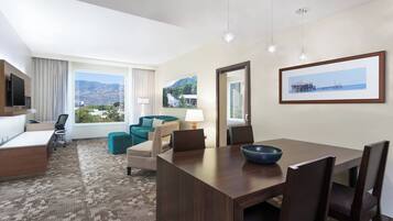 Suite, 1 cama de matrimonio grande | Colchones con acolchado adicional, caja fuerte, escritorio