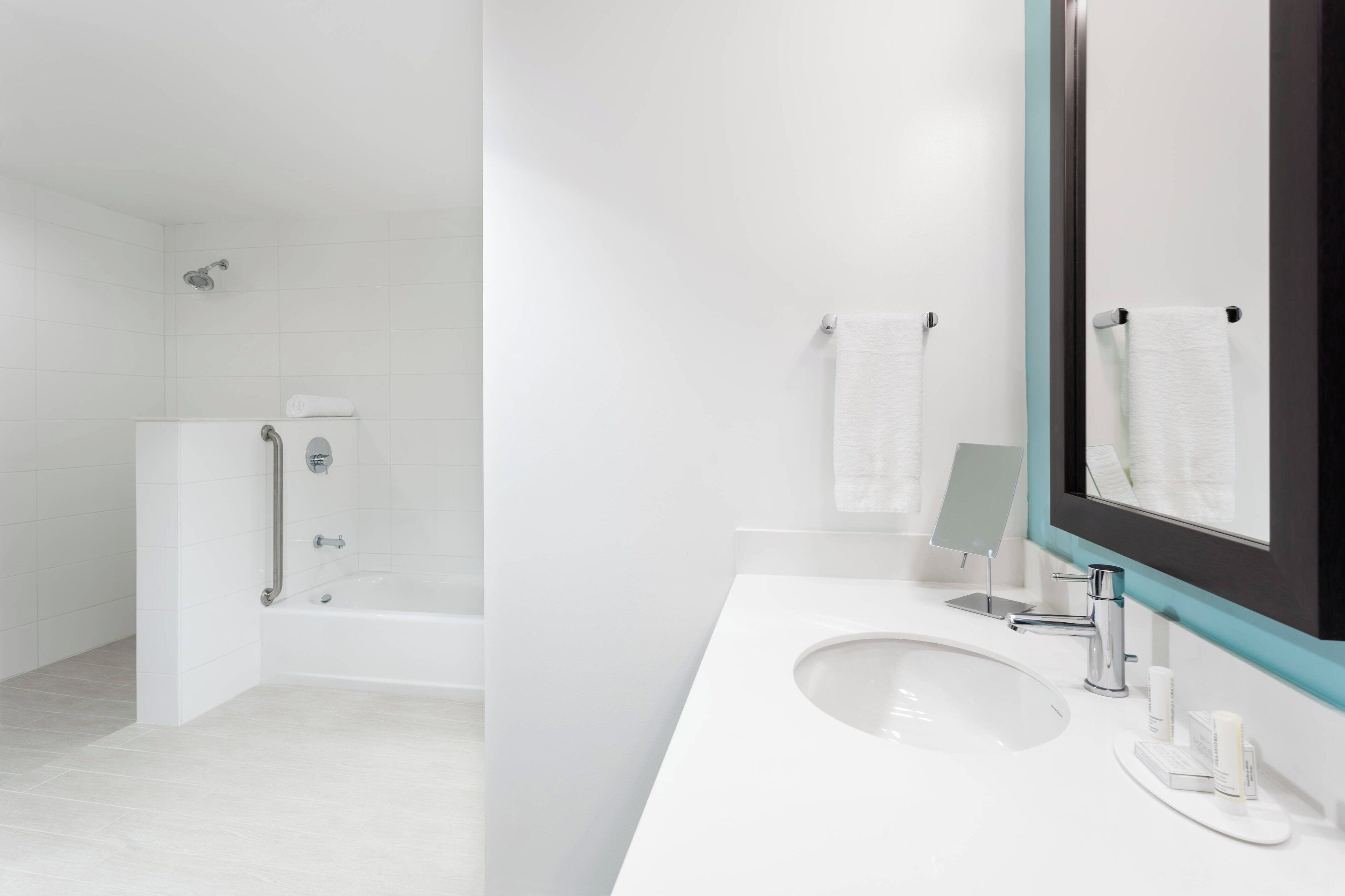 suite, 1 bedroom, non smoking | bathroom | combined shower/bathtub, free toiletries, hair dryer, towels