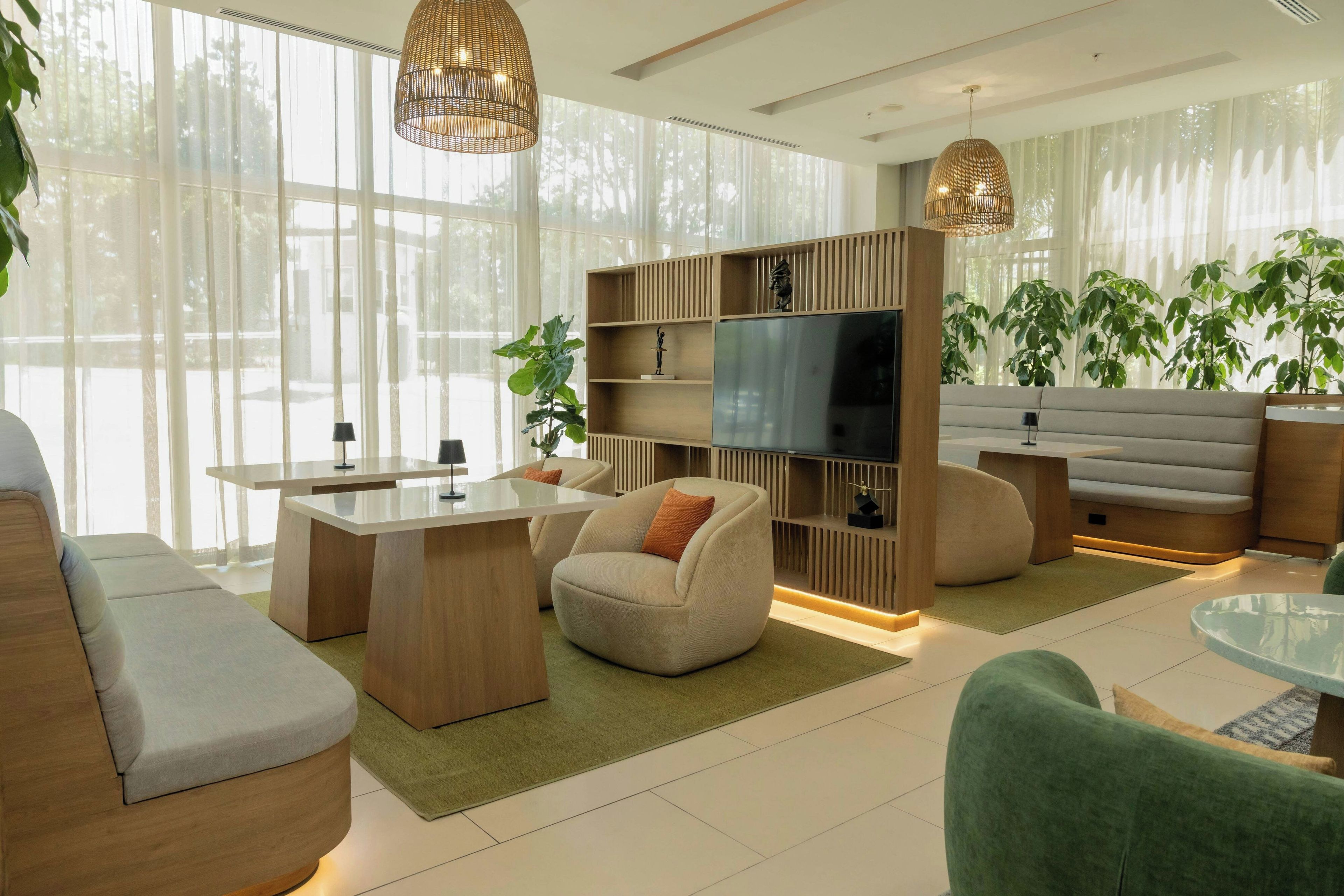Una sala de estar moderna con un sofá, una mesa de centro, un televisor y una estantería.