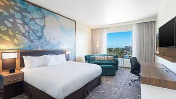 Colchones con pillow-top y caja de seguridad en la habitación