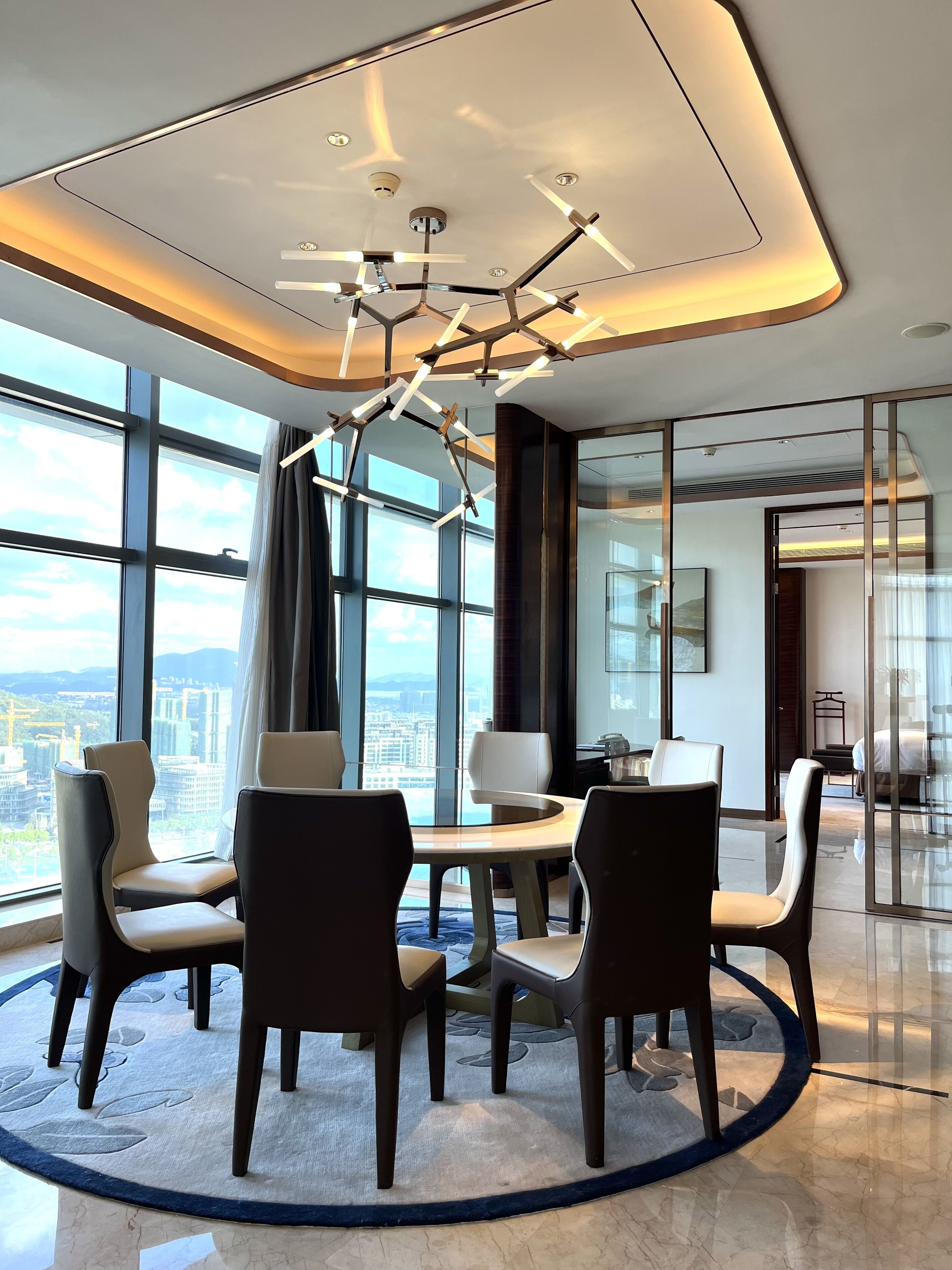 Suite Presidenziale | Area soggiorno | TV LED 173 cm con canali via cavo, TV, docking station per MP3