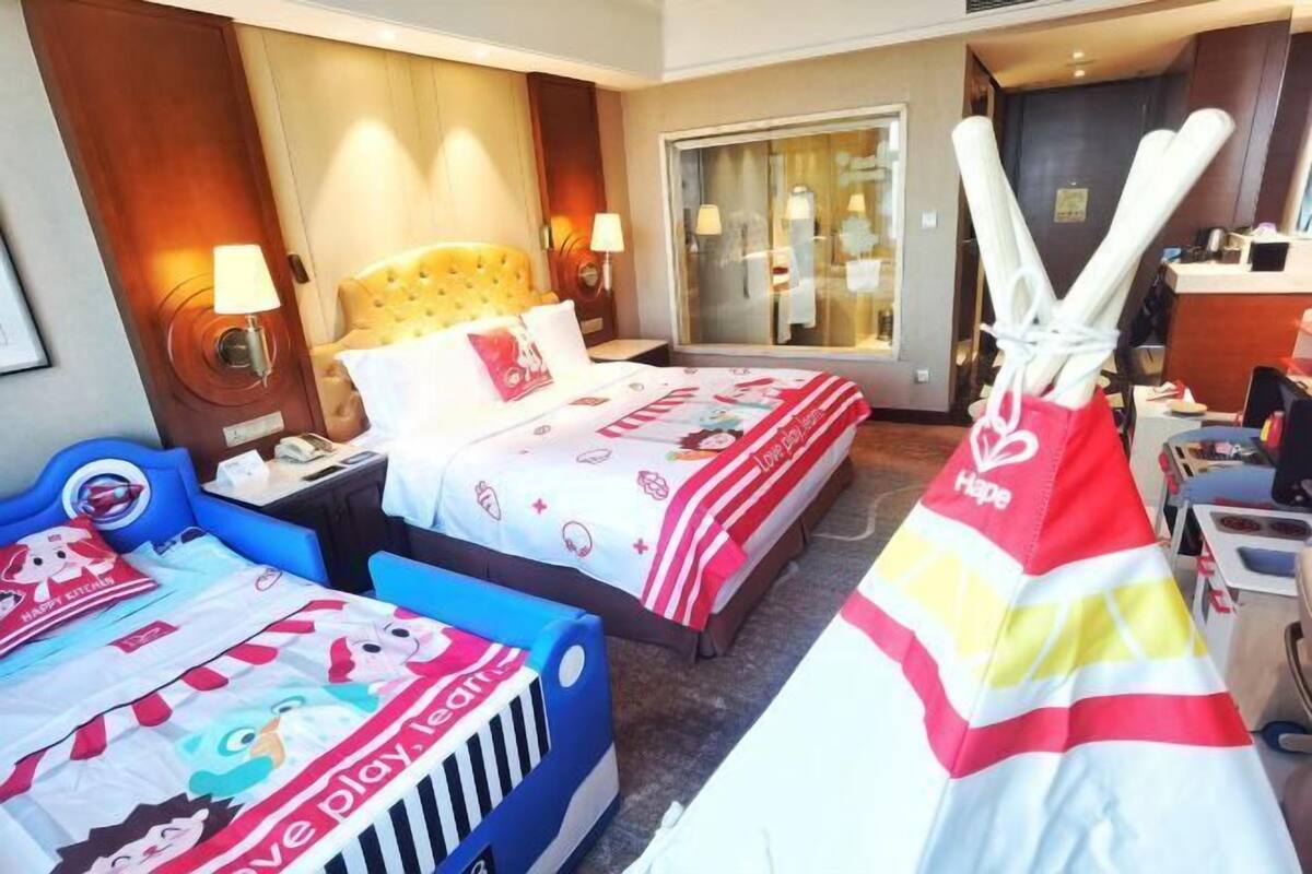Ropa de cama de alta calidad, minibar, caja fuerte y escritorio