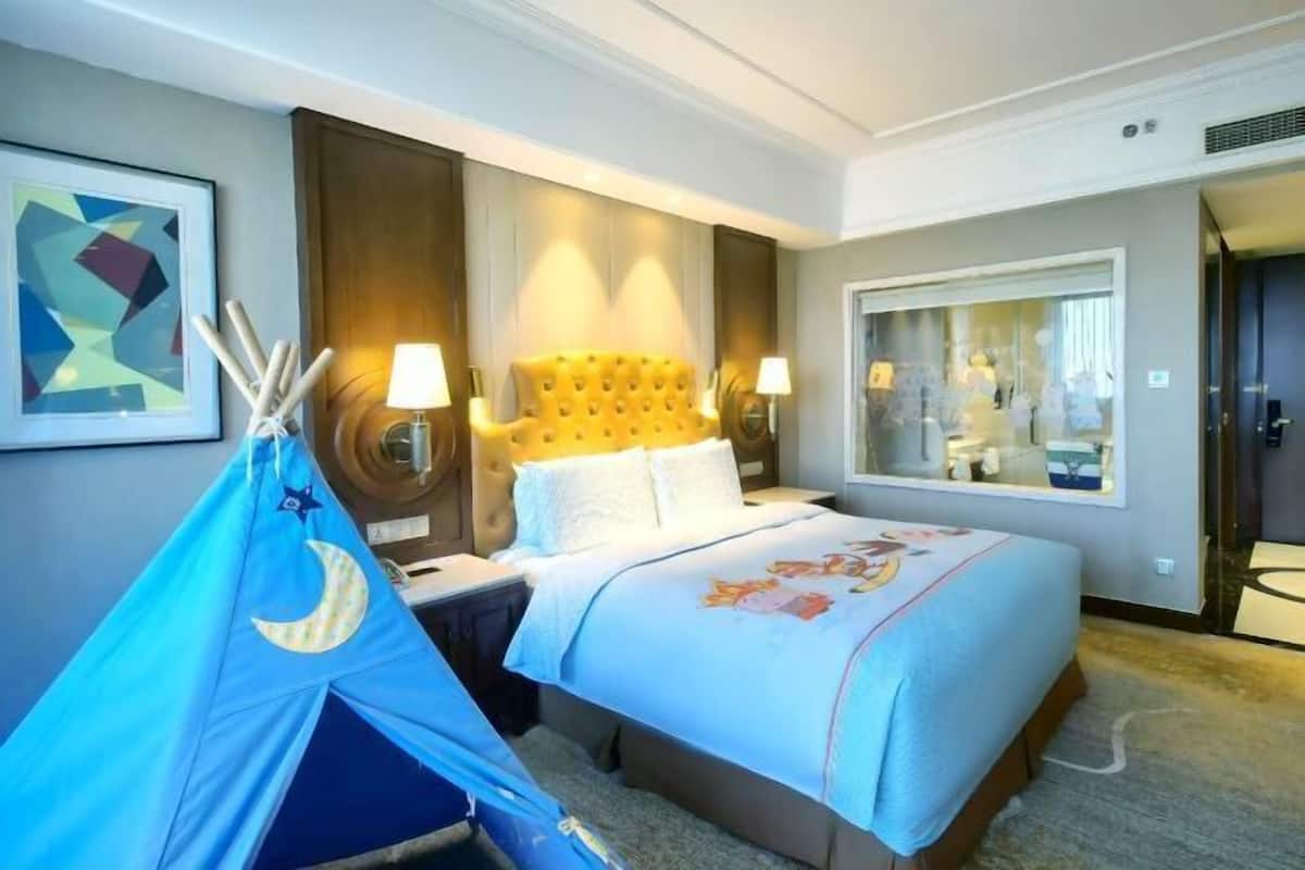 Premium bedding, minibar, in-room safe, desk