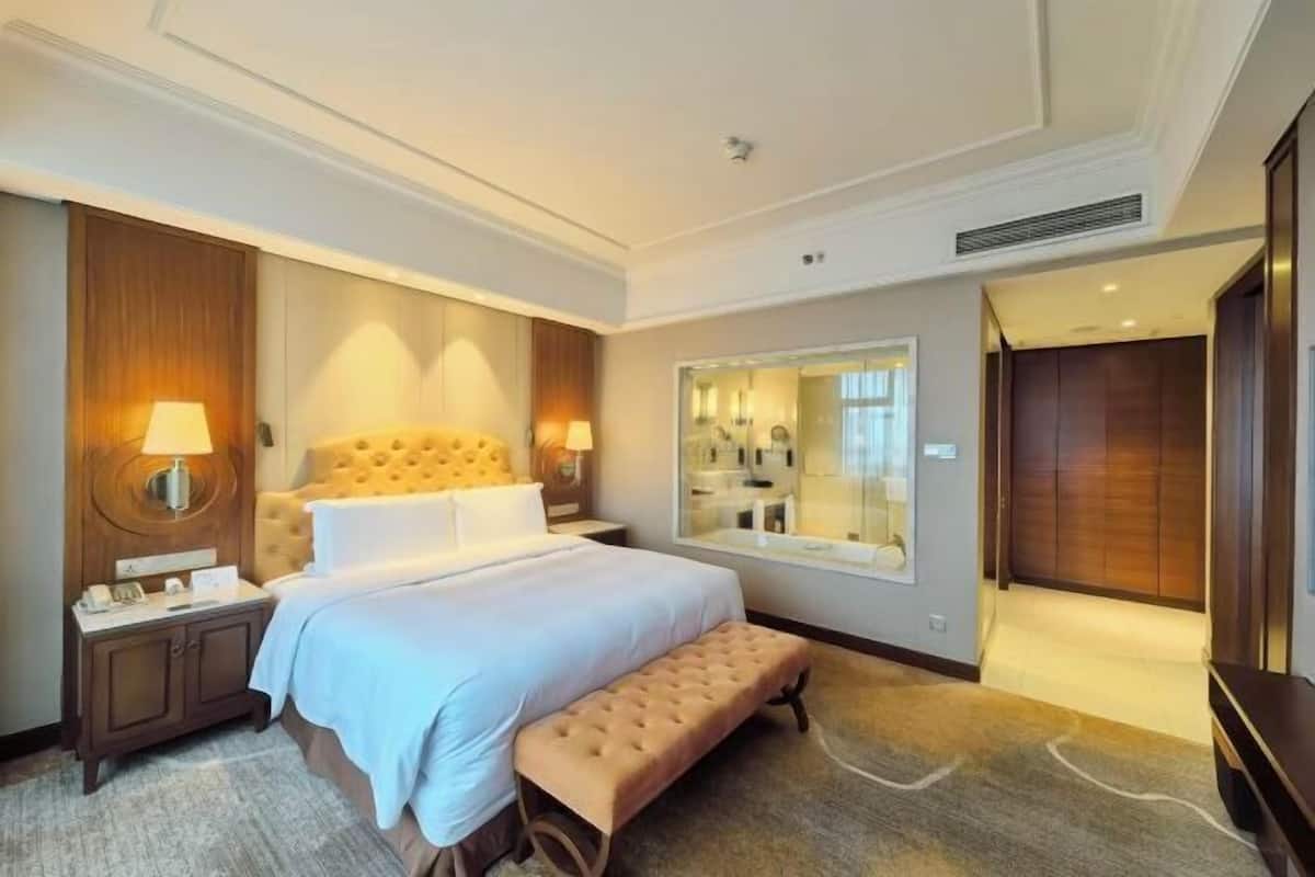 Premium bedding, minibar, in-room safe, desk