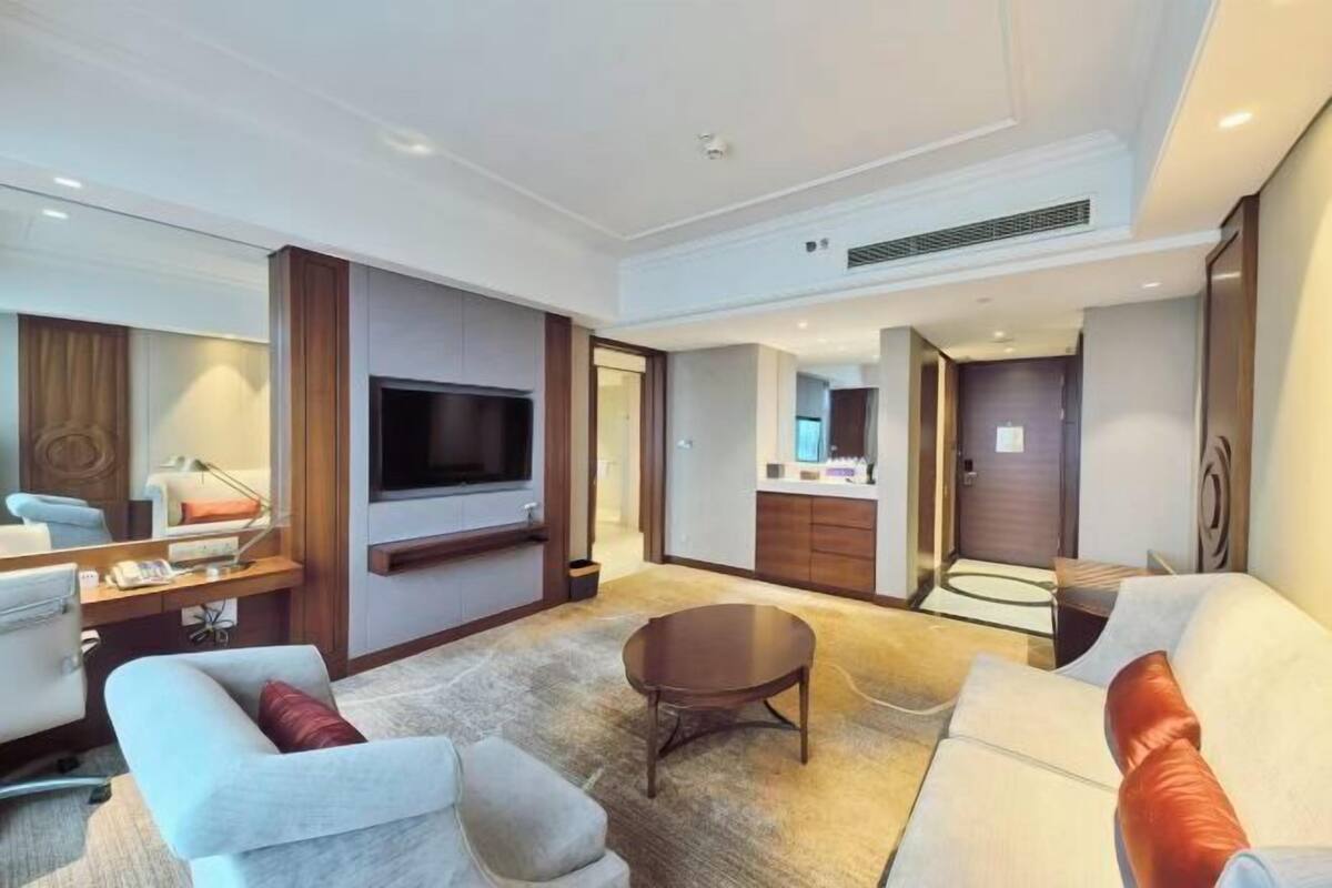 Zona de estar | Televisión LED de 173 cm con canales por cable, una televisión