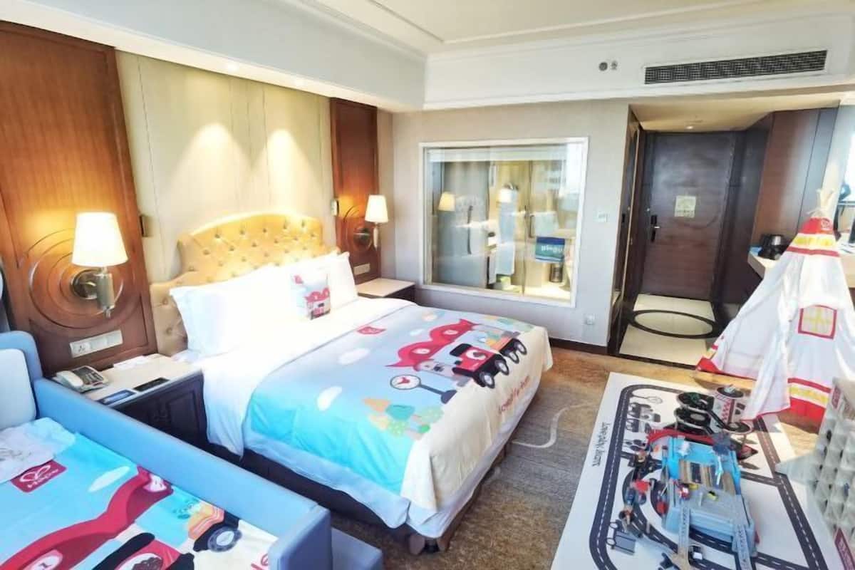 Premium bedding, minibar, in-room safe, desk