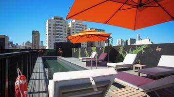 Außenpool (je nach Saison geöffnet), Sonnenschirme, Liegestühle