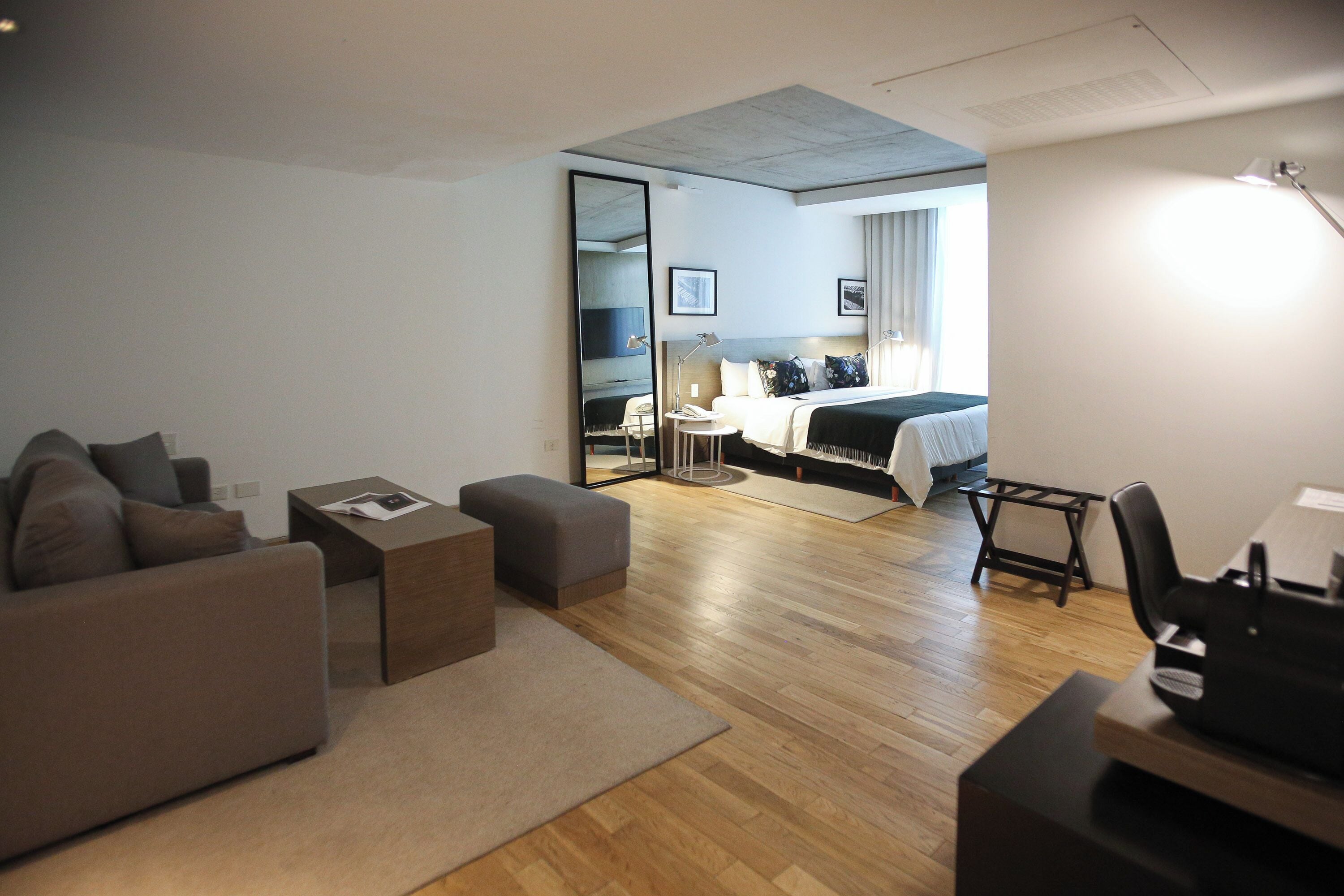 Suite, 1 cama Queen size | 1 habitación, ropa de cama de alta calidad, edredón y minibar 