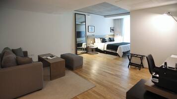 Suite, 1 Queen-Bett | 1 Schlafzimmer, hochwertige Bettwaren, Daunenbettdecken, Minibar