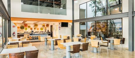 Petit déjeuner en libre-service compris tous les jours