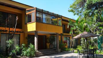 Vista frontal de la propiedad