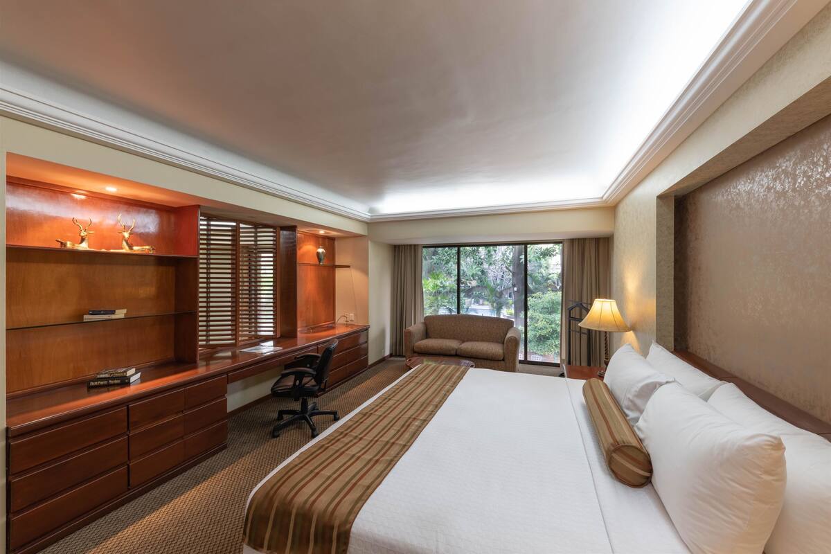 Presidential Suite, 1 King Bed, Non Smoking | In-room safe, desk, iron/ironing board, free WiFi