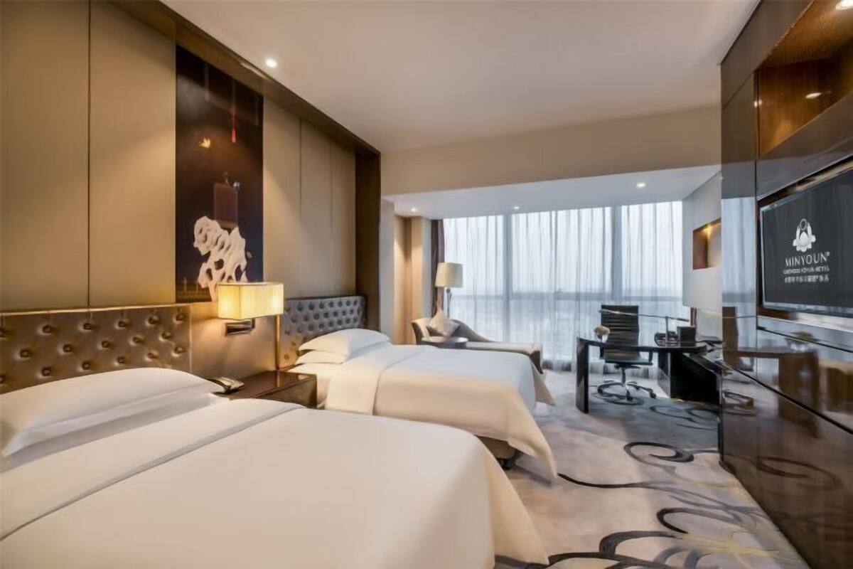 Minibar, caixa forta a l'habitació, escriptori i cortines opaques 