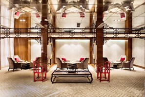 Minibar, pengeskab på værelset, skrivebord, mørklægningsgardiner