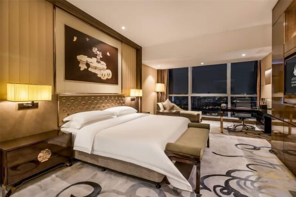 Minibar, in-room safe, desk, blackout drapes