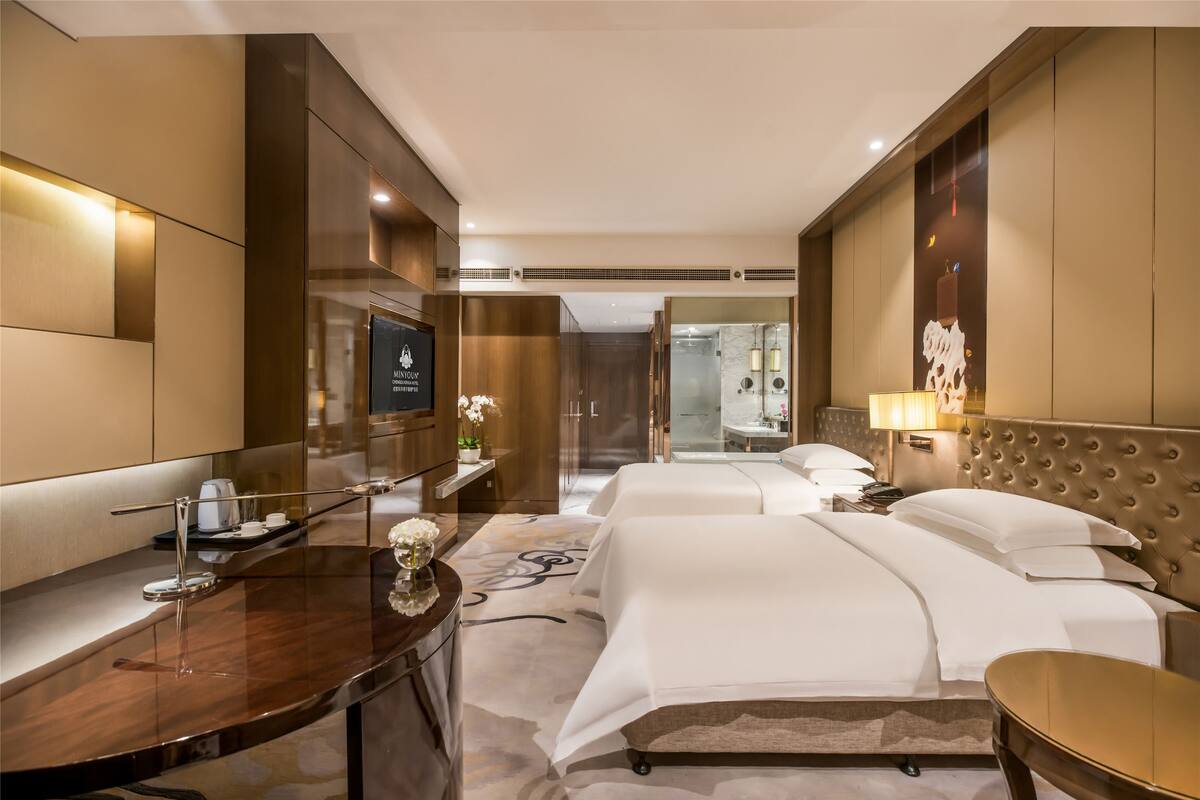 Deluxe Twin Room | Minibar, in-room safe, desk, blackout drapes