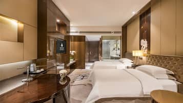 Habitación Deluxe con 2 camas individuales | Minibar, caja fuerte, escritorio y cortinas opacas