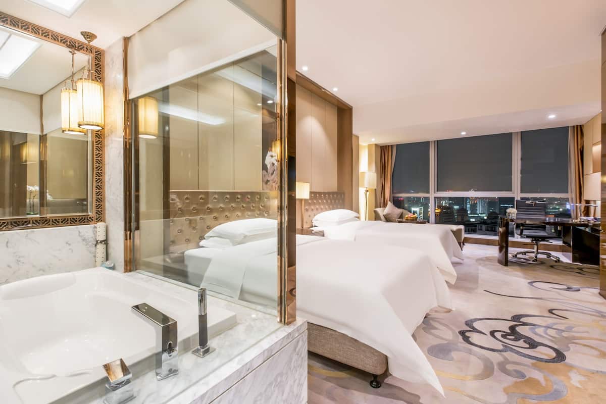 Executive Twin Room | Minibar, in-room safe, desk, blackout drapes