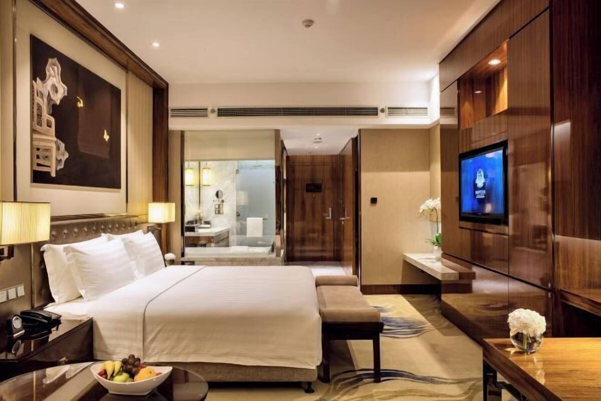 Minibar, caixa forta a l'habitació, escriptori i cortines opaques 