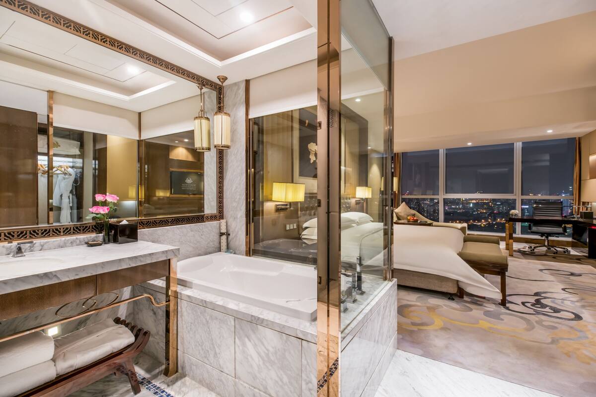 Executive King Room | Minibar, in-room safe, desk, blackout drapes