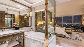 Executive King Room | Minibar, in-room safe, desk, blackout drapes