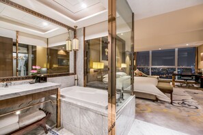 Habitación ejecutiva, 1 cama King size | Minibar, caja de seguridad en la habitación y escritorio 