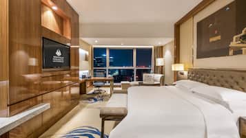 Minibar, caja de seguridad en la habitación y escritorio