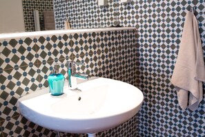 Comfort Suite, 1 Queen Bed | Bathroom | Shower, free toiletries, hair dryer, towels