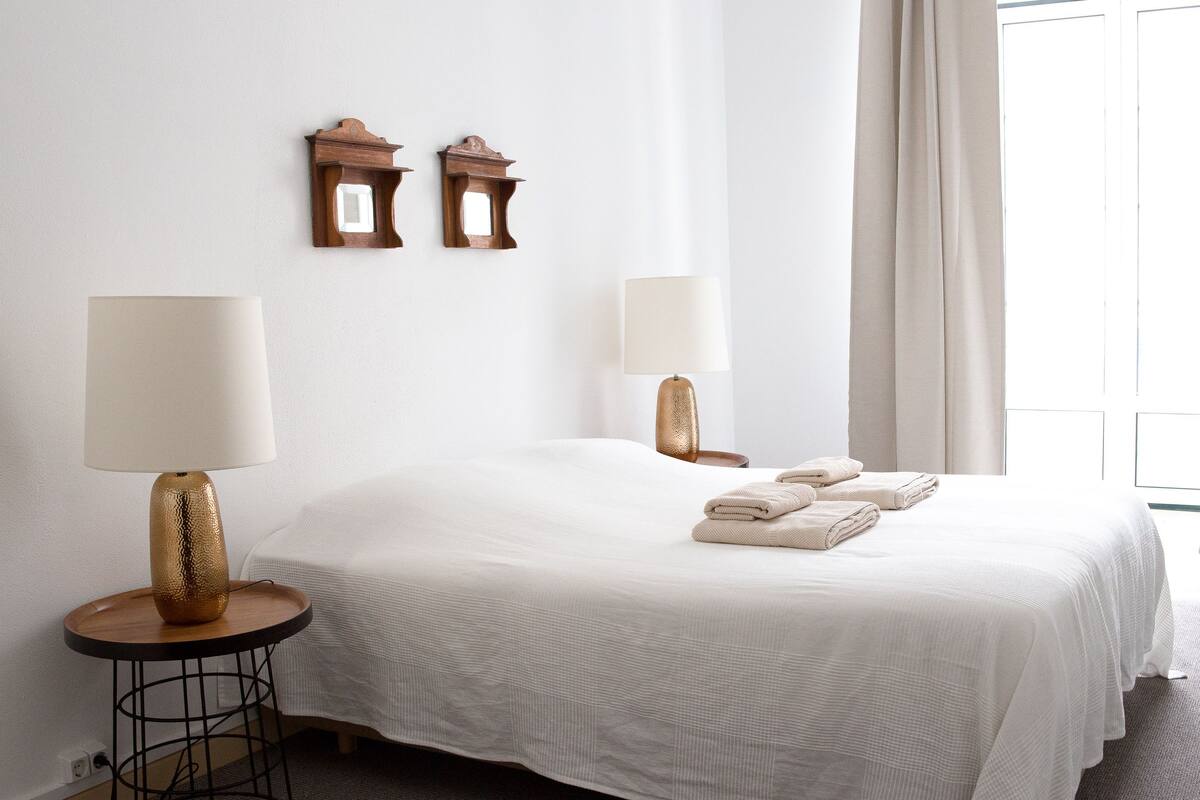 Comfort Suite, 1 Queen Bed | Individually decorated, iron/ironing board, free WiFi