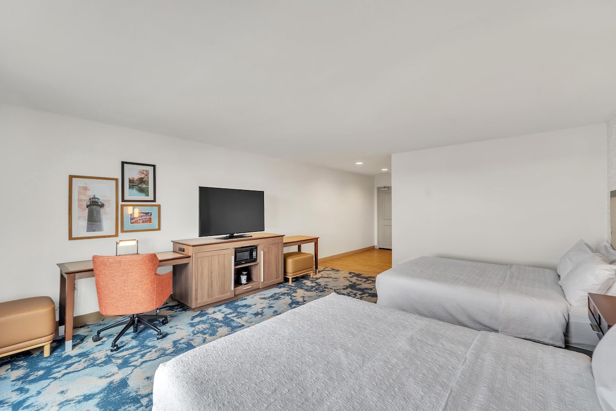 Chambre, 2 grands lits, accessible aux personnes à mobilité réduite, non-fumeur (Roll-in Shower) | Minibar, bureau, fer et planche à repasser, lit de bébé (gratuit)