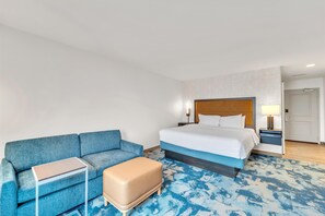 Habitación, 1 cama King size y sofá cama, para no fumadores, refrigerador y microondas | Área de sala de estar | Televisión LCD de 42 pulgadas con canales por cable y televisión 