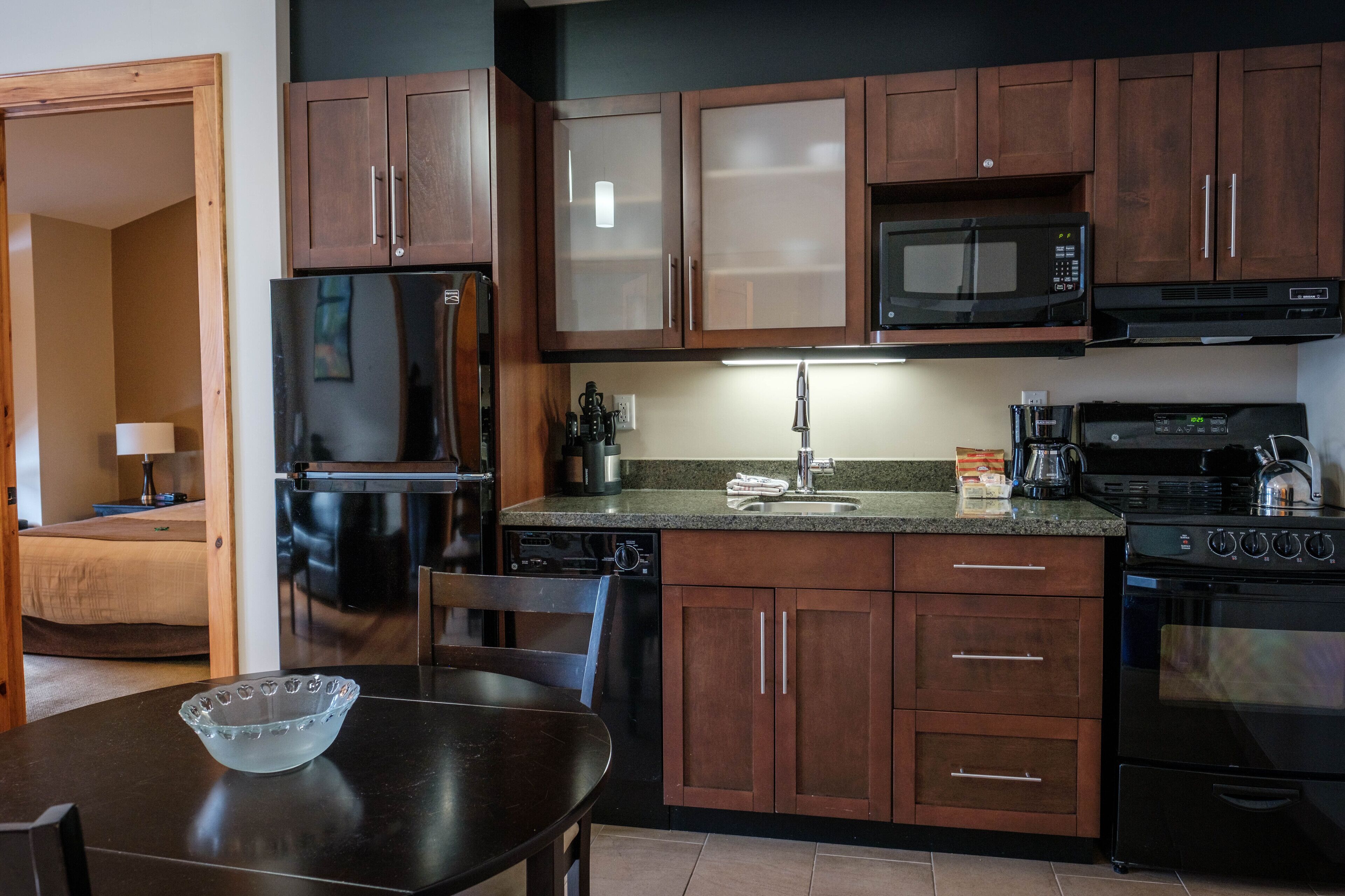 deluxe condo, 2 bedrooms (ground floor with balcony) | private kitchen | mini-fridge, microwave, coffee/tea maker, electric kettle