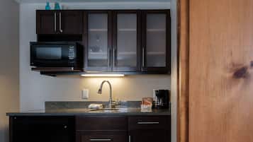 Mountain View Inn Suite | Cocina básica privada | Frigorífico pequeño, microondas, cafetera o tetera y hervidor eléctrico