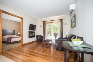 Premium bedding, laptop workspace, iron/ironing board, free WiFi - Marble Inn Resort (Steady Brook)