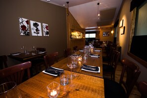 2 restauranter, middag serveres, regionale retter