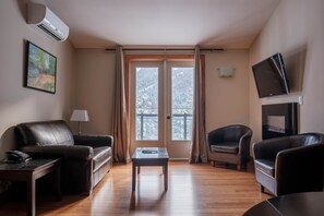 豪華公寓客房, 2 間臥室 (Ground Floor with Balcony) | 陽台景觀