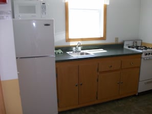 Fridge, cookware/dishes/utensils - Sunnyside Motel & Cottages (Bar Harbor)