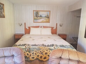 Traditional Cottage, 1 Bedroom, Kitchenette | Desk, free WiFi, bed sheets - Sunnyside Motel & Cottages (Bar Harbor)