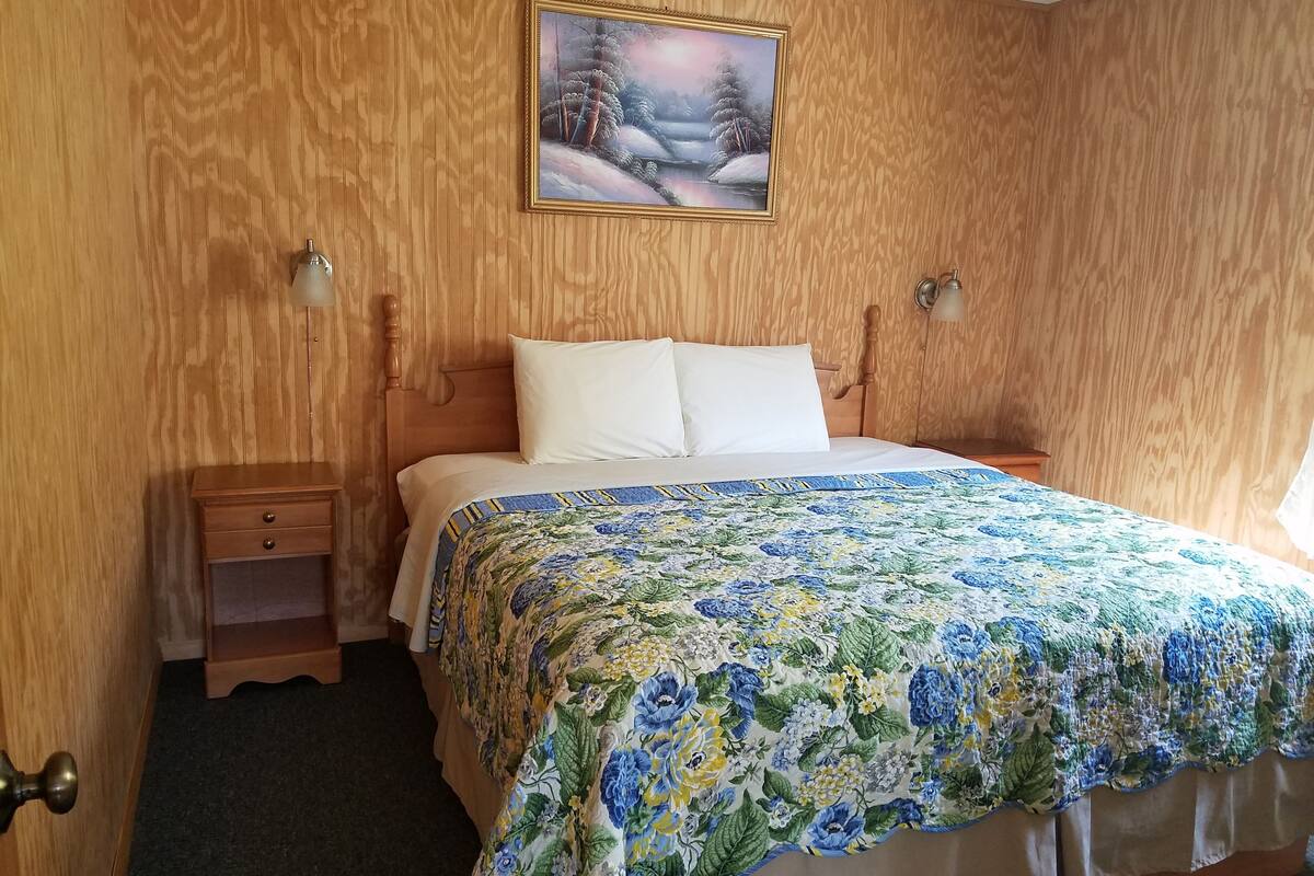 Classic Cottage, 2 Bedrooms, Kitchenette | Desk, free WiFi, bed sheets