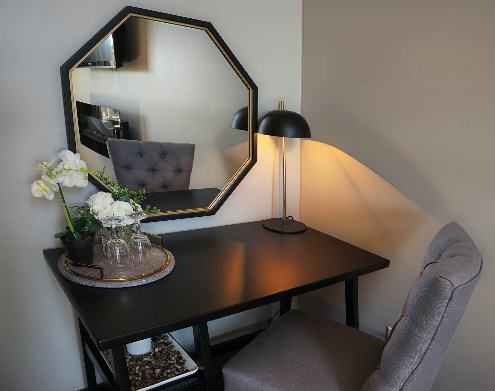 executive suite, 1 king bed | living area | flat-screen tv