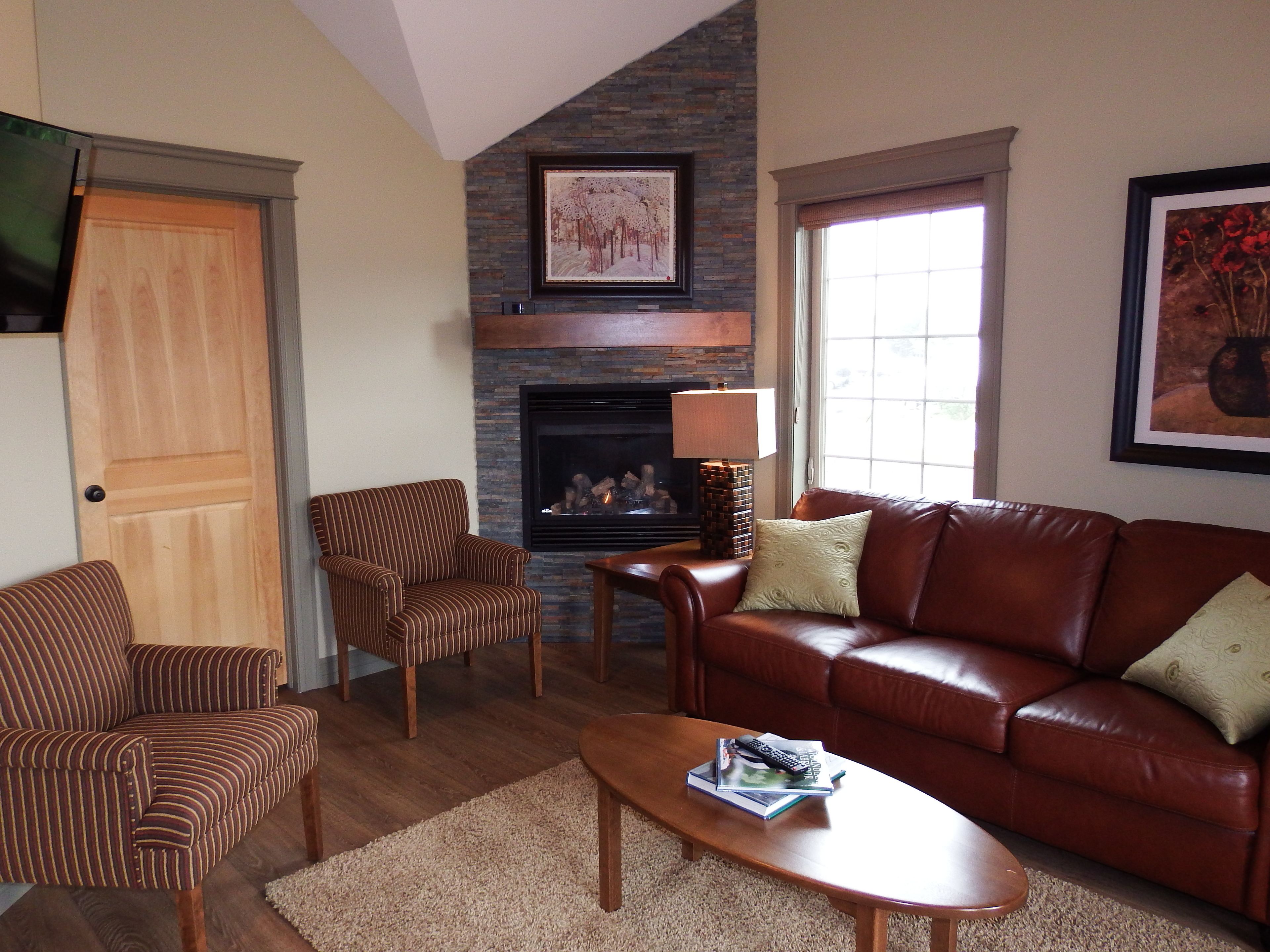 villa, jetted tub | living area | flat-screen tv