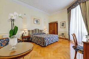 Junior suite (2 adults) | Luxe beddengoed, een minibar, een kluis op de kamer, een bureau