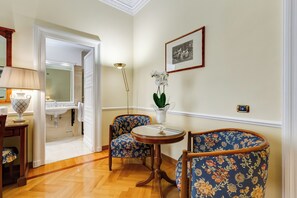 Junior suite (2 adults) | Luxe beddengoed, een minibar, een kluis op de kamer, een bureau