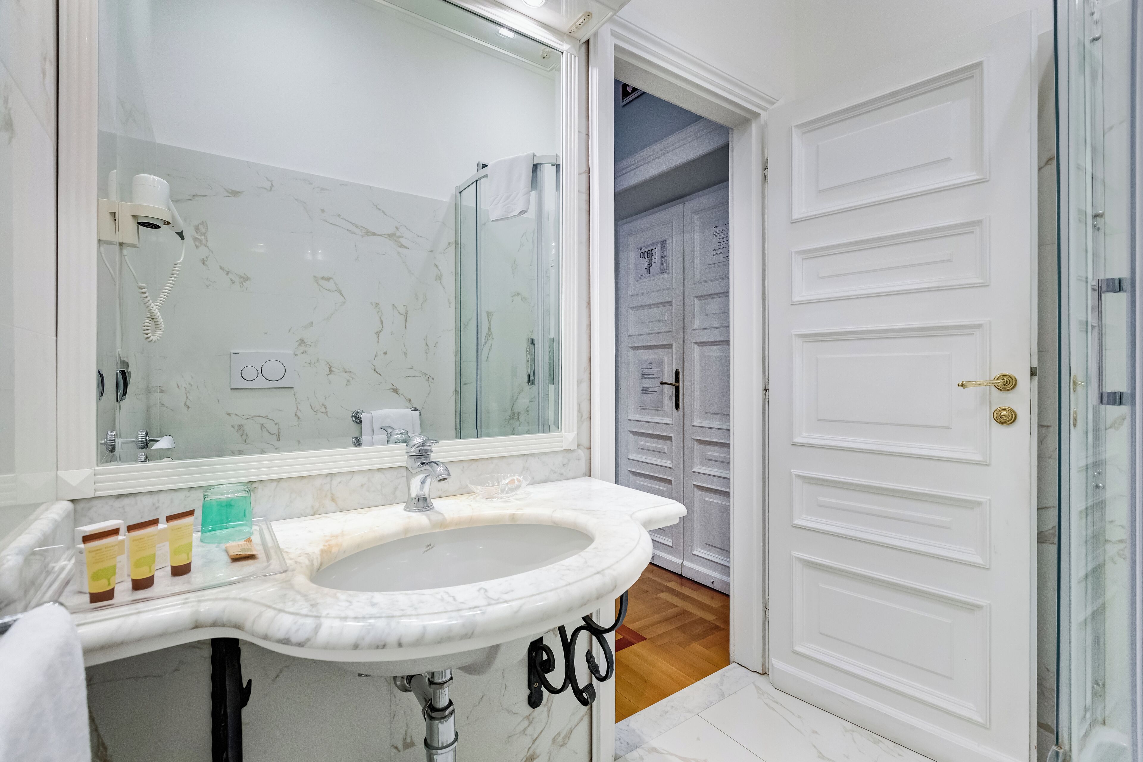 Triple Room | Bathroom | Free toiletries, towels