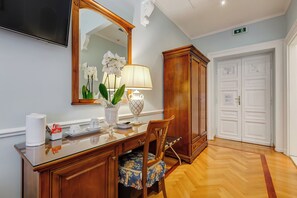 Triple Room | Premium bedding, minibar, in-room safe, desk - Hotel Cellini (Rome)