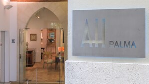 Un letrero con el texto 'ALL PALMA' en una pared.