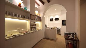 Sudah termasuk sarapan prasmanan setiap hari